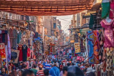 22/11/2018 Kahire, Mısır, Afrika sermaye ve kaotik çarşı içinde ticaret sokaklarında taşan
