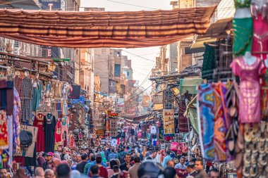 22/11/2018 Kahire, Mısır, Afrika sermaye ve kaotik çarşı içinde ticaret sokaklarında taşan