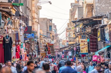 22/11/2018 Kahire, Mısır, Afrika sermaye ve kaotik çarşı içinde ticaret sokaklarında taşan