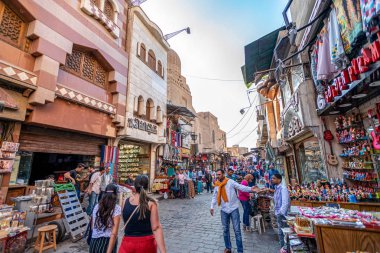 22/11/2018 Kahire, Mısır, Afrika sermaye ve kaotik çarşı içinde ticaret sokaklarında taşan