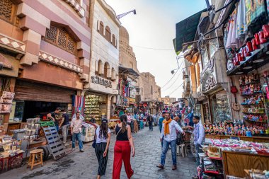22/11/2018 Kahire, Mısır, Afrika sermaye ve kaotik çarşı içinde ticaret sokaklarında taşan