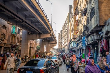22/11/2018 Kahire, Mısır, başkent sokaklarında insanlar ve taşıma kaldırımlar ve çevresinde çöp kaotik ticaret ile kalabalık