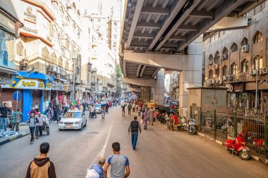 22/11/2018 Kahire, Mısır, başkent sokaklarında insanlar ve taşıma kaldırımlar ve çevresinde çöp kaotik ticaret ile kalabalık