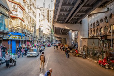 22/11/2018 Kahire, Mısır, başkent sokaklarında insanlar ve taşıma kaldırımlar ve çevresinde çöp kaotik ticaret ile kalabalık