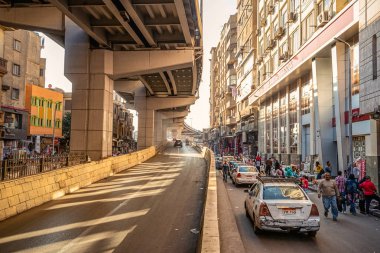 22/11/2018 Kahire, Mısır, başkent sokaklarında insanlar ve taşıma kaldırımlar ve çevresinde çöp kaotik ticaret ile kalabalık