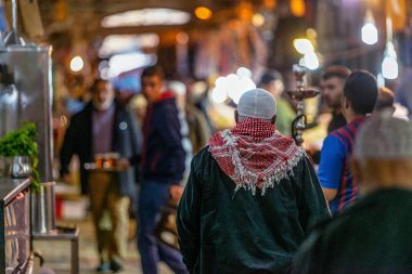 24/11/2018 Kudüs, İsrail, Arap Arap giysili Yahudi başkentinin merkezinde Arap pazara gider