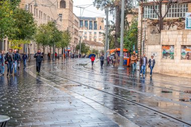 24/11/2018 Kudüs, İsrail, modern düşük katlı Yahudi başkenti sokaklarında yağmurlu bir günde tramvay