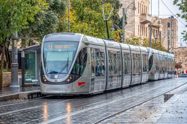 24/11/2018 Kudüs, İsrail, modern düşük katlı Yahudi başkenti sokaklarında yağmurlu bir günde tramvay