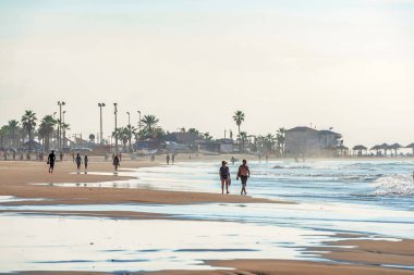 11/24/2018 Netanya, İsrail, Akdeniz yürüyüş insanlar gün şafak vakti desteklemek.
