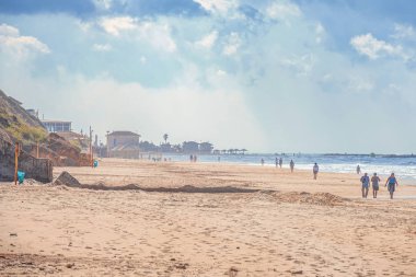 11/24/2018 Netanya, İsrail, Akdeniz yürüyüş insanlar gün şafak vakti desteklemek.