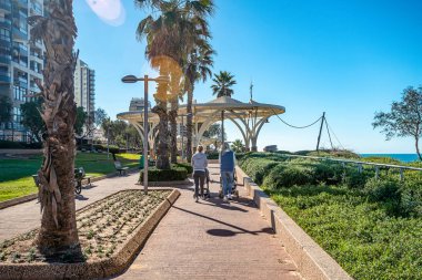 11/24/2018 Netanyahu, İsrail, iki genç kadın tatil beldesi sahilinde arabaları ile yürüme