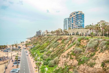 11/24/2018 Netanya, İsrail, palmiye ağaçları ve yüksek binalar ile bulutlu rüzgarlı bir gün resort şehirde kıyısında