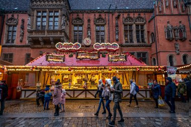 12.24.2018 Noel arifesinde Noel kutlamaları şehrin merkezi meydanında, Krakow, Polonya