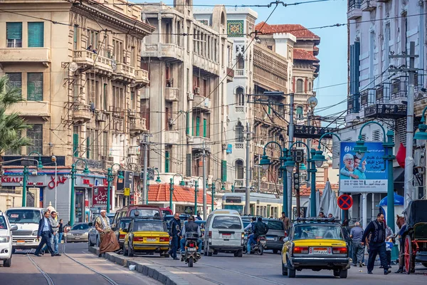 16/11/2018 İskenderiye, Mısır, parlak ve renkli güneşli bir günde eski bir Afrika şehrin sokaklarında.