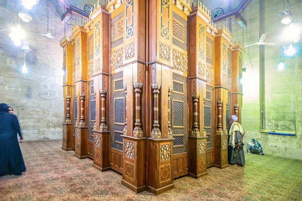 2018 Cairo Egipto Los Ancianos Rezan Una Mezquita Cerca Altar — Foto de Stock