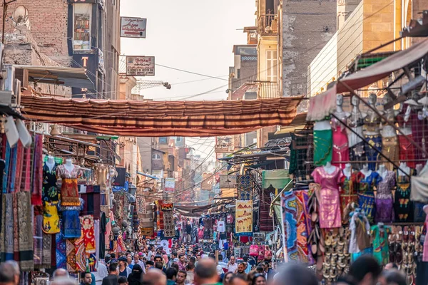 22/11/2018 Kahire, Mısır, Afrika sermaye ve kaotik çarşı içinde ticaret sokaklarında taşan