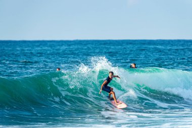 12/18/2018 Netanya, İsrail, sörfçü dalgası üzerinde sürmek ve günbatımında bir dalga üzerinde hile yapmak