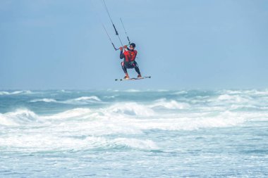 12/18/2018 Netanya, İsrail, Akdeniz bir yüzey üzerinde üzerinde bir paraşüt atlama kitesurfing