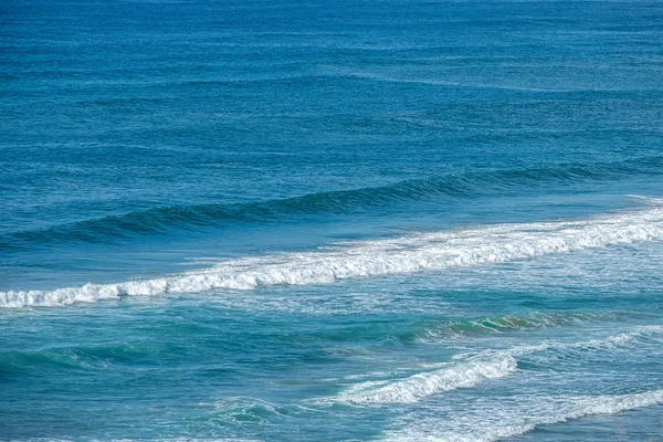 Onde Del Mare Sono Blu Brillante Andare Riva — Foto Stock