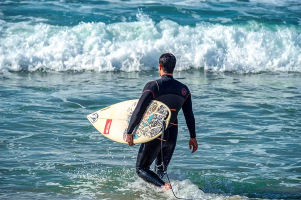 ボードでサーファーは 日の明け方に海で泳いで行く 2018 イスラエルのネタニア — ストック写真