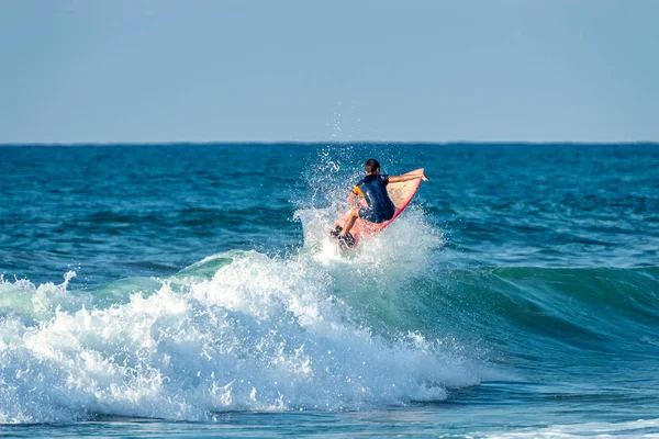 2018 Netanya Israel Der Surfer Reitet Auf Der Welle Und — Stockfoto