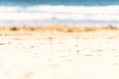 okyanus kıyılarının parlak ve sıcak plaj yaz arka plan bulanık