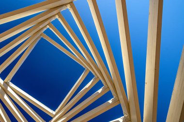 ahşap çardak ve açık mavi gökyüzü arka plan üzerinde swirled tavan