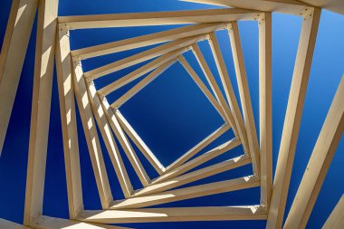 ahşap çardak ve açık mavi gökyüzü arka plan üzerinde swirled tavan