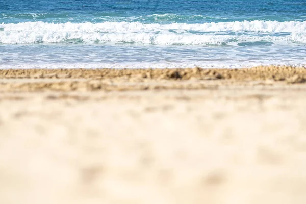 Mengaburkan Latar Belakang Depan Pantai Yang Hangat Pada Hari Yang — Stok Foto