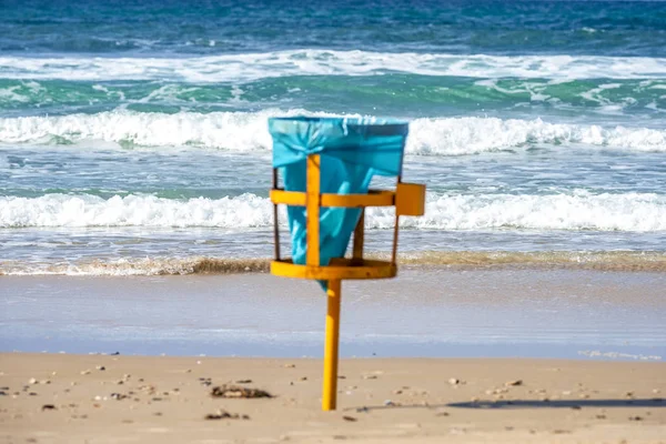 Cesta Lixo Com Saco Lixo Descartável Costa Mediterrâneo Fundo Ondas — Fotografia de Stock