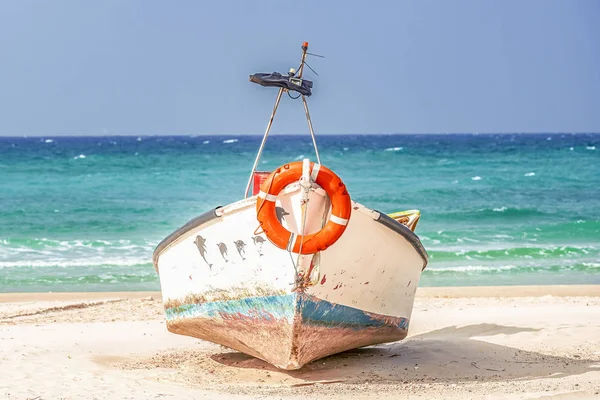 Velho Barco Madeira Mar Mediterrâneo Com Círculo Salva Vidas Seu — Fotografia de Stock