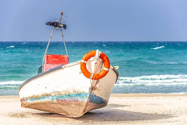 Velho Barco Madeira Mar Mediterrâneo Com Círculo Salva Vidas Seu — Fotografia de Stock