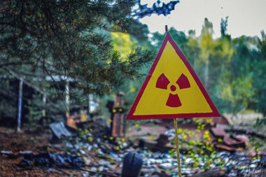 sonra bir felaket kontamine atık eski bir dökümü radyoaktif bir tehlike işareti