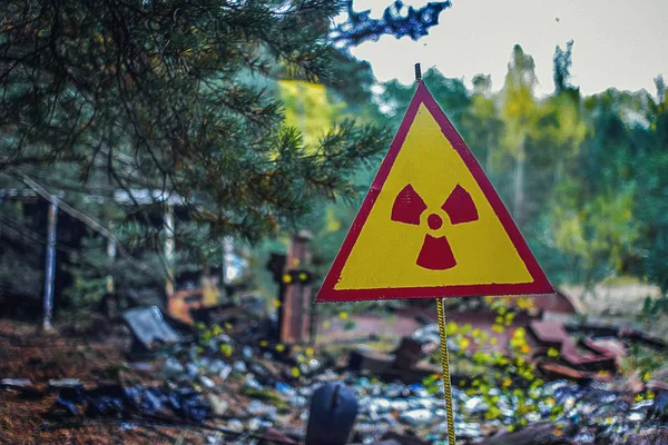 Señal Peligro Radiactivo Viejo Vertedero Residuos Contaminados Después Una Catástrofe —  Fotos de Stock