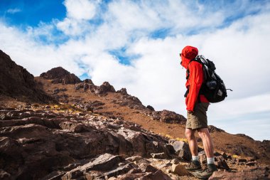 adam mountai üst önünde duruyor