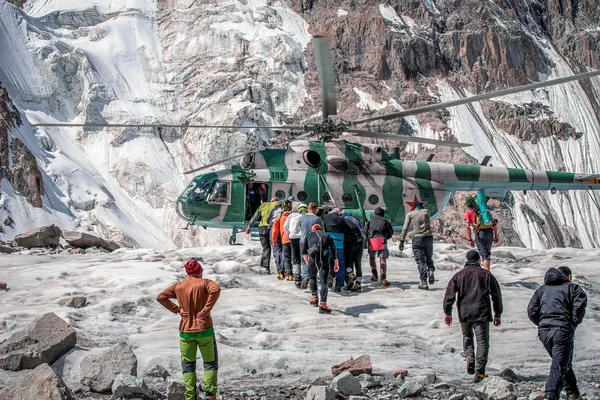 2017 Kyrgyzstan Bishkek Rescue Team Loads Injured Climber Rescue Helicopter — Stock Photo, Image