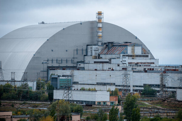 Вид на арку разрушенного реактора в Чернобыльской зоне отчуждения

