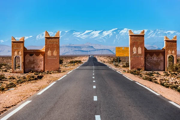 Gates Atlas Dağları yönünü de Fas asfalt yol