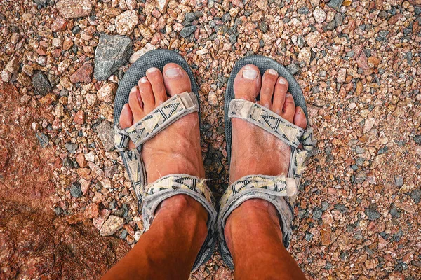 Homem Sandálias Depois Uma Longa Caminhada — Fotografia de Stock