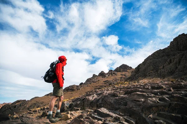 Man Stands Front Top Mountai — Stock Photo, Image