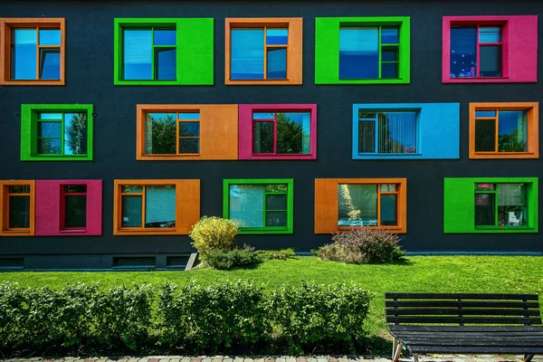 Anaokulu Cephe Renkli Windows — Stok fotoğraf