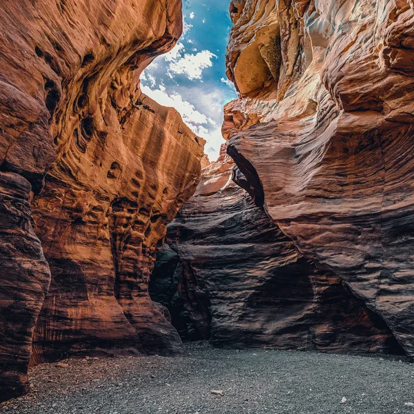 Şaşırtıcı derecede güzel ve nefes kesen duvarları kırmızı kanyonun Yahudi çölde