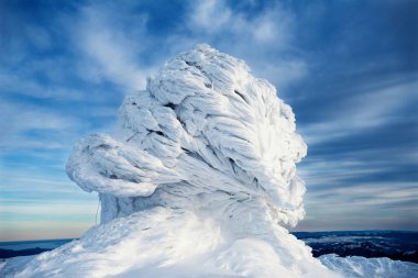 nesne buz kaplı dağın tepesinde