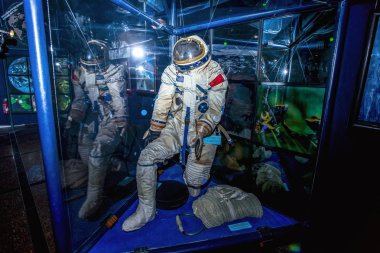 03/23/2019 Jitomir, Ukrayna, Uzay Müzesi'nde Sovyet bir astronotun bir uzay giysisi montajı
