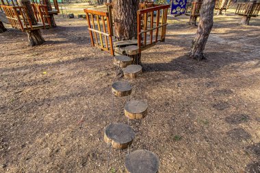 çam ormanı yetişkin ve çocuk eğlence, - resim için halat Parkı