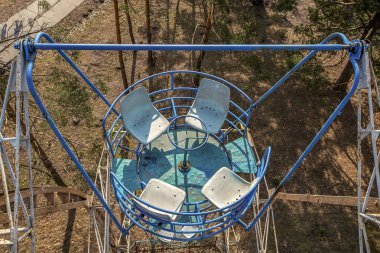 eski ve paslı Sovyet dönme dolap