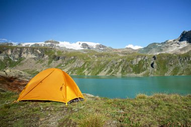 İtalyan taraftan Mount Matterhorn dibinde bir turuncu turist çadır görünümünü