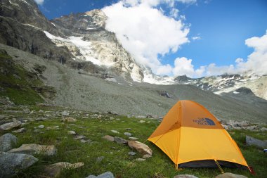 İtalyan taraftan Mount Matterhorn dibinde bir turuncu turist çadır görünümünü