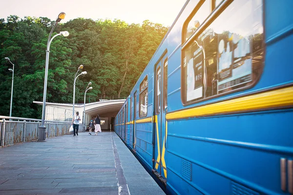 Öppen Typ Dnipro Och Tunnelbanestationen Tåg Närmar Sig Till Plattformen — Stockfoto