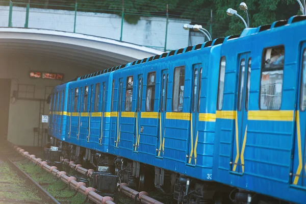 开放式 Dnipro 站和地铁列车驶向站台 供旅客降落 — 图库照片